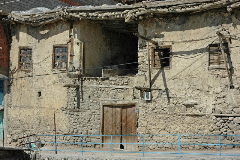 O duvar dibinde duran cip ayrı bir tarih yazmıştır herhalde. resim