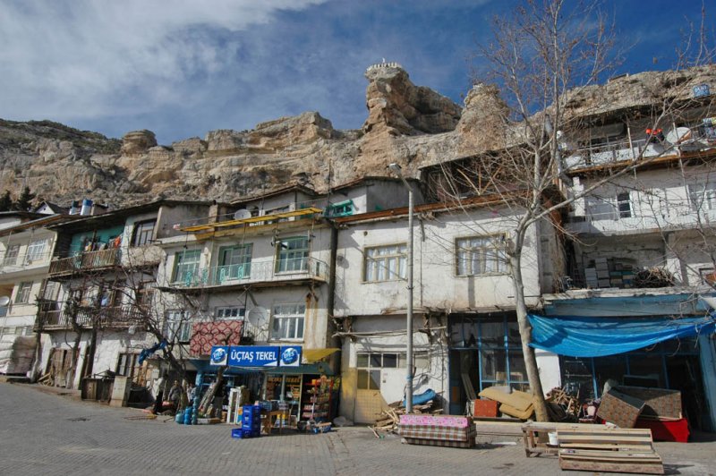 O muhteşem manzaralı evin o balkonunda çay içmek nasip olurmu acaba. Kendini büyük tarihi bir doğal kaleye yaslamak her şehre nasip olmaz. resim